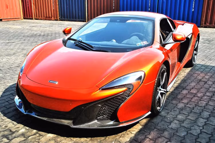 Siêu xe McLaren thứ 3 này khác biệt so với hai chiếc từng xuất hiện tại Việt Nam trước đó ở lớp áo màu cam sẫm. Ngoài ra, ngoại thất còn kết hợp nhiều chi tiết bằng sợi carbon mang đến vẻ ngoài ấn tượng - màu ngoại thất này được gọi là màu Cam dung nham – Orange Volcano.