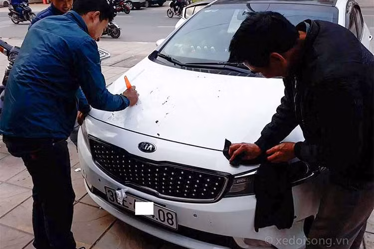 Có người mách dùng xăng tẩy, người khuyên đổ dầu gió, có kẻ lại mách dùng kem cana để đánh bay vết băng dính... Nhiều người đã thành công, nhưng cũng không ít người kém may mắn khiến cho chiếc xe lem nhem dính bẩn thậm chí bung cả mảng sơn.