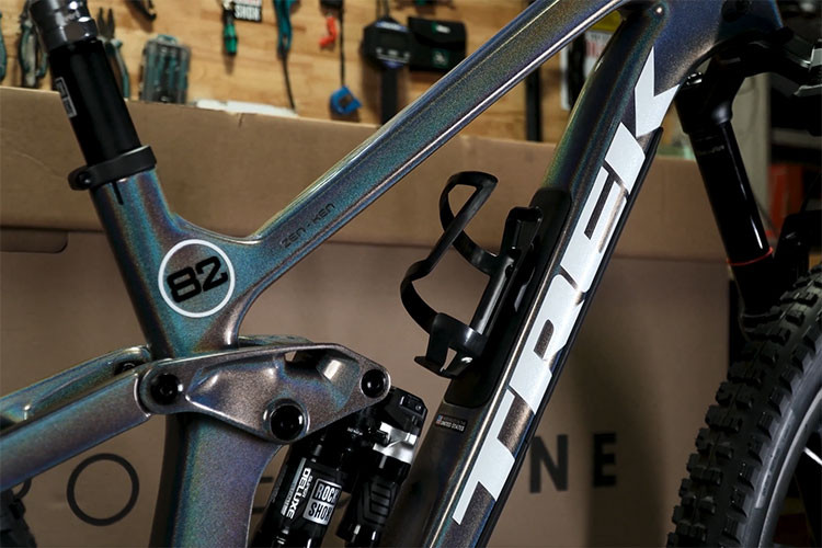 Chưa hết, cốt yên tăng giảm của Rockshox Reverb AXS Dropper Post có giá bán trên 20 triệu đồng, ngoài ra là thắng Sram Guide Ultimate, yên Bontrager Verse Comp, tay lái Bontrager RSL MTB, tay nắm Bontrager XR Trail Comp, trục giữa Ceramicspeed BSA Bottom Bracket for SRAM DUB MTB.