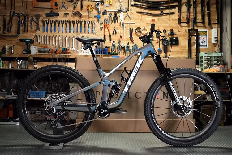 Một số thông tin cho biết, Cường Đô la phải chi hơn 500 triệu đồng để lắp ráp chiếc xe Trek Slash 9.9 Project On độc nhất Việt Nam. Với nhiều người số tiền trên có thể chọn mua các xe ôtô như Toyota Vios, Hyundai Accent, Kia Sonet, Hyundai Grand i10 hay Mazda2.