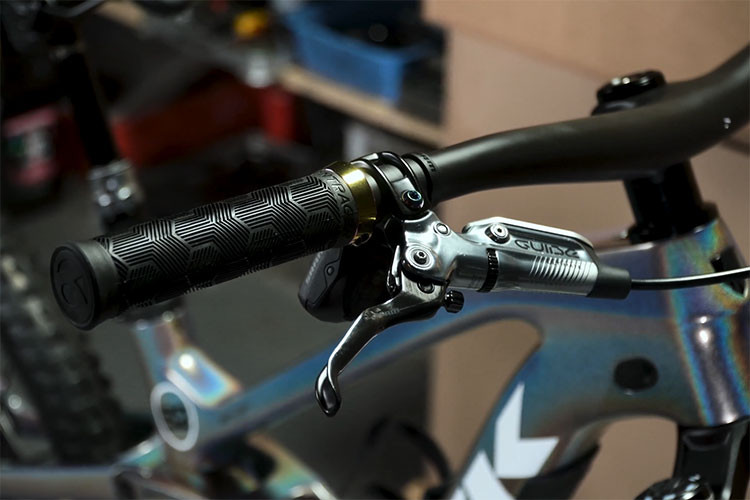 Theo thông tin tìm hiểu, chiếc xe đạp của Cường Đô la là Trek Slash 9.9 Project On, đây không phải là hàng có sẵn mà mua từng phụ tùng để lắp ghép lại. Trong đó, bộ khung Trek Slash 9.9 Project One đã có giá bán hơn 250 triệu đồng, chưa dừng lại đó, đây là chiếc duy nhất mang màu sơn bạc ánh kim tại Việt Nam.