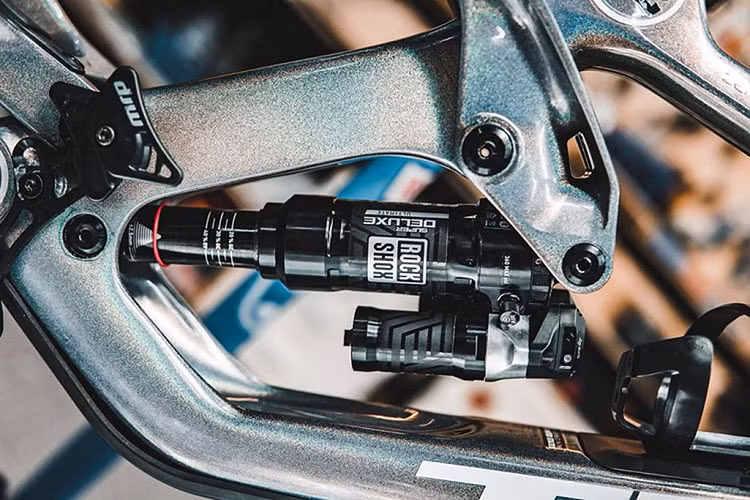 Tiếp đến là các đồ chơi như phuộc trước của RockShox ZEB Ultimate, Flight Attendant, 170mm, phuộc sau RockShox Super Deluxe Ultimate, Flight Attendant,...