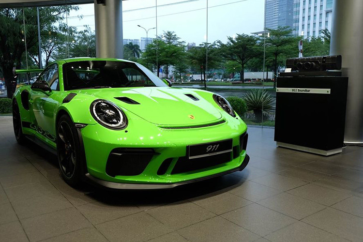 Sau hai chiếc siêu xe Porsche 911 GT3 RS đời 2019 về nước trước đó mang màu sơn vàng Racing và xanh Miami, mới đây chiếc Porsche 911 GT3 RS đời 2019 thứ 3 có màu sơn xanh cốm nổi bật Lizard Green rất độc đáo và nổi bật cũng đã bất ngờ được trưng bày tại địa lý chính hãng của hãng xe Đức Việt Nam.