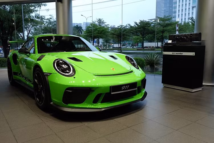 Sau hai chiếc siêu xe Porsche 911 GT3 RS đời 2019 về nước trước đó mang màu sơn vàng Racing và xanh Miami, mới đây chiếc Porsche 911 GT3 RS đời 2019 thứ 3 có màu sơn xanh cốm nổi bật Lizard Green rất độc đáo và nổi bật cũng đã bất ngờ được trưng bày tại địa lý chính hãng của hãng xe Đức Việt Nam.