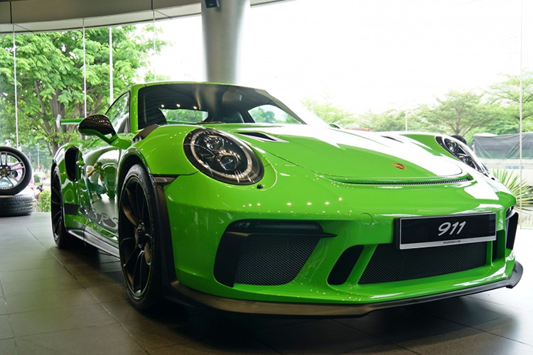 Theo hãng xe hơi Porsche công bố thì siêu xe 911 GT3 RS đời 2019 có mức tiêu hao nhiên liệu trung bình vào khoảng 12,8 lít/100 km. Tại Việt Nam, giá xe Porsche 911 GT3 RS chính hãng bản tiêu chuẩn bán ra khoảng 13,9 tỷ đồng (&#x8;đã bao gồm VAT&#x1d;).
