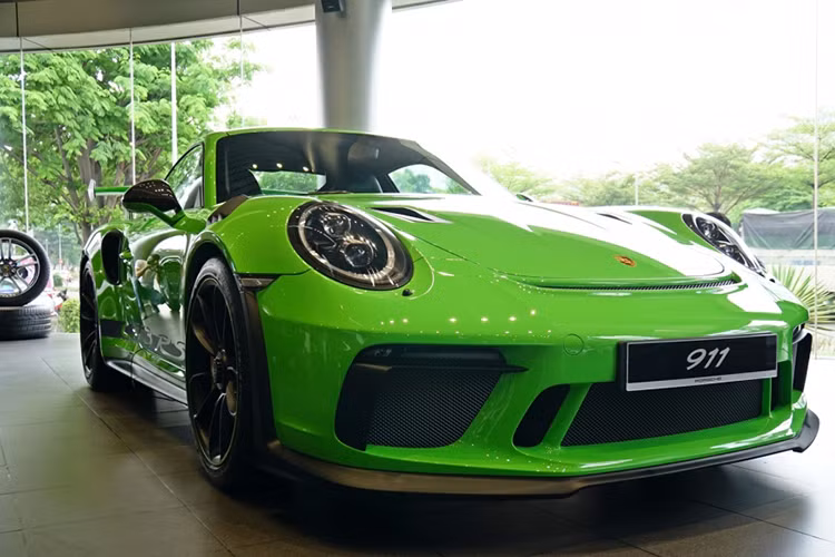Theo hãng xe hơi Porsche công bố thì siêu xe 911 GT3 RS đời 2019 có mức tiêu hao nhiên liệu trung bình vào khoảng 12,8 lít/100 km. Tại Việt Nam, giá xe Porsche 911 GT3 RS chính hãng bản tiêu chuẩn bán ra khoảng 13,9 tỷ đồng (đã bao gồm VAT).