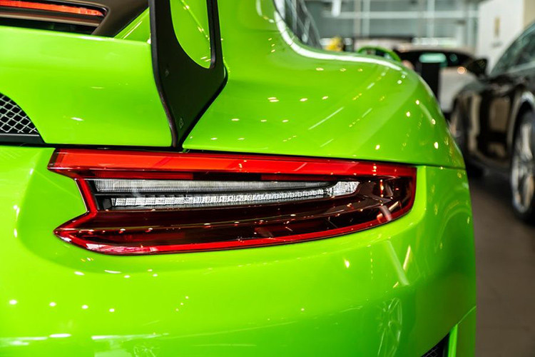 Các "đồ chơi" chính hãng, theo xe đáng chú ý khác của Porsche 911 GT3 RS gồm có đèn pha full LED thích ứng giá 200 triệu đồng, bộ mâm 5 chấu kép sơn đen kết hợp viền màu xanh cốm cùng tông với thân xe giá 89 triệu đồng, bậc thềm sợi carbon có chức năng phát sáng giá 31,6 triệu đồng...