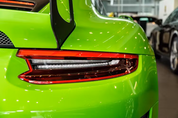 Các "đồ chơi" chính hãng, theo xe đáng chú ý khác của Porsche 911 GT3 RS gồm có đèn pha full LED thích ứng giá 200 triệu đồng, bộ mâm 5 chấu kép sơn đen kết hợp viền màu xanh cốm cùng tông với thân xe giá 89 triệu đồng, bậc thềm sợi carbon có chức năng phát sáng giá 31,6 triệu đồng...