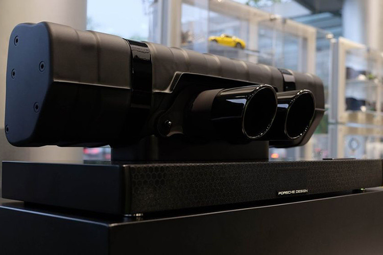 Porsche 911 GT3 RS sử dụng vô lăng thể thao bọc da lộn Alcantara với đầy đủ các phím chức năng. Màn hình giải trí trung tâm có kích thước 4,6 inch đi cùng hệ thống âm thanh 8 loa, phần mềm giám sát đường đua của Porsche, kết nối với điện thoại, điều khiển giọng nói, Apple Carplay và Porsche Car Connect...