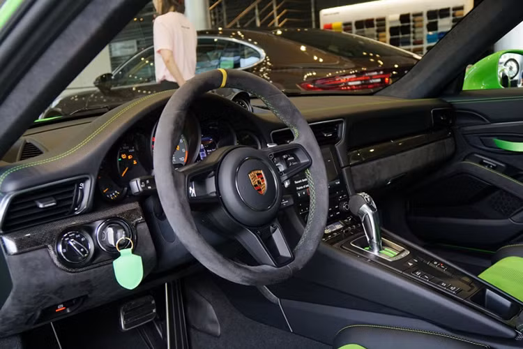 Phong cách xe đua được khắc họa đậm nét trong khoang nội thất GT3 mới với ghế xe đua được được chế tạo từ sợi carbon và bọc da Alcantara tương phản 2 màu xanh - đen. Đi cùng đó là dây đai an toàn 6 điểm, giúp hỗ trợ an toàn ở các tình huống lái xe ở chế độ năng động cấp độ cao.