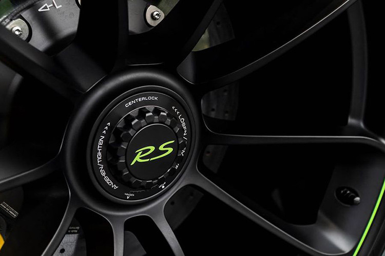 Trong khi đó, bộ loa thanh 911 sử dụng các bộ phận nguyên bản của bộ ống xả trên mẫu xe đua 911 GT3 trang bị hệ thống loa cao cấp và trải nghiệm âm thanh đỉnh cao cũng được trang bị cho chiếc xe này.