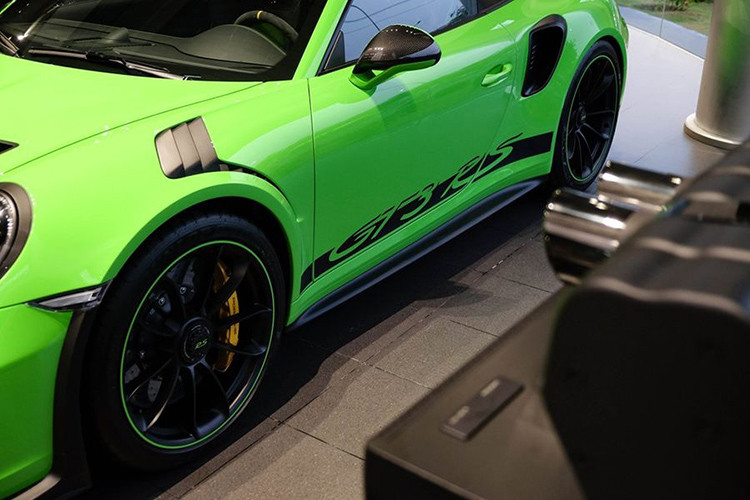 Được biết, chỉ riêng màu sơn Lizard Green của xe đã có giá tới 270,9 triệu đồng. Tuy nhiên đây chưa phải tùy chọn đắt giá nhất trên 911 GT3 RS Lizard Green, vị trí đó thuộc về bộ phanh gốm carbon với kẹp phanh màu vàng trị giá những 697,4 triệu đồng - đắt ngang nhiều x&#x1d;e ôtô mới.