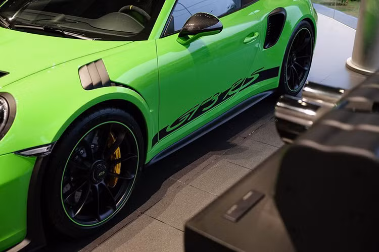 Được biết, chỉ riêng màu sơn Lizard Green của xe đã có giá tới 270,9 triệu đồng. Tuy nhiên đây chưa phải tùy chọn đắt giá nhất trên 911 GT3 RS Lizard Green, vị trí đó thuộc về bộ phanh gốm carbon với kẹp phanh màu vàng trị giá những 697,4 triệu đồng - đắt ngang nhiều xe ôtô mới.