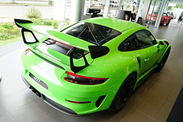 Sức mạnh của 911 GT3 RS 2019 đến từ khối động cơ xăng 6 xi-lanh thẳng hàng, hút khí tự nhiên, dung tích 4.0 lít, tạo ra công suất tối đa 520 mã lực và 470Nm. Kết hợp cùng hộp số PDK 7 cấp, nhờ đó, siêu xe Porsche 911 GT3 RS mới có thể tăng tốc từ 0 - 100 km/h chỉ trong 3,2 giây trước khi cán tốc độ tối đa 312 km/h.