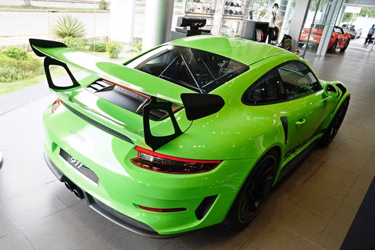 Sức mạnh của 911 GT3 RS 2019 đến từ khối động cơ xăng 6 xi-lanh thẳng hàng, hút khí tự nhiên, dung tích 4.0 lít, tạo ra công suất tối đa 520 mã lực và 470Nm. Kết hợp cùng hộp số PDK 7 cấp, nhờ đó, siêu xe Porsche 911 GT3 RS mới có thể tăng tốc từ 0 - 100 km/h chỉ trong 3,2 giây trước khi cán tốc độ tối đa 312 km/h.