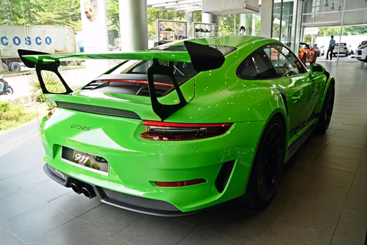 Điểm nhấn khác biệt so với 2 chiếc siêu xe Porsche 911 GT3 RS đời 2019 về nước trước đó mang màu sơn vàng Racing và xanh Miami. Chưa hết, chiếc đây còn là chiếc GT3 có nhiều tùy chọn đắt tiền nhất ở Việt Nam.