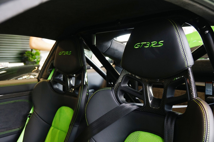 Vì là phiên bản hiệu năng cao nên hãng xe Đức đã quyết định loại bỏ hàng ghế sau và thay vào đó là bộ khung gia cường bảo vệ chống lật, giúp cho chiếc Porsche 911 GT3 RS như một mẫu xe đua thực thụ trên đường phố.