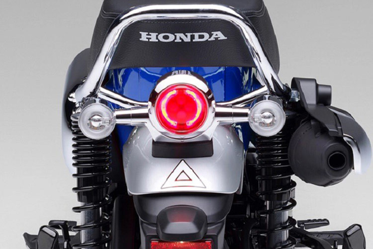 Với yên xe cao 778mm - Honda Dax ST125 2025 phù hợp với nhiều thể trạng của người đi, đặc biệt là những người thích một mẫu xe nhàn hạ cho nhu cầu di chuyển. Xe sử dụng bộ vành 12 inch và lốp kích thước trước sau là 120/70 và 130/70.