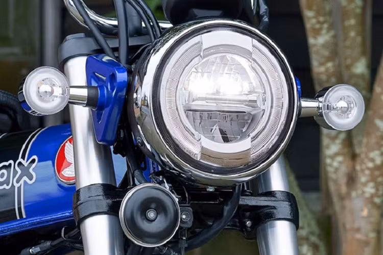 Và mặc dù lối thiết kế truyền thống, nhưng Dax ST125 2025 sở hữu các trang bị hiện đại với hệ thống đèn chiếu sáng LED trên toàn thân xe.