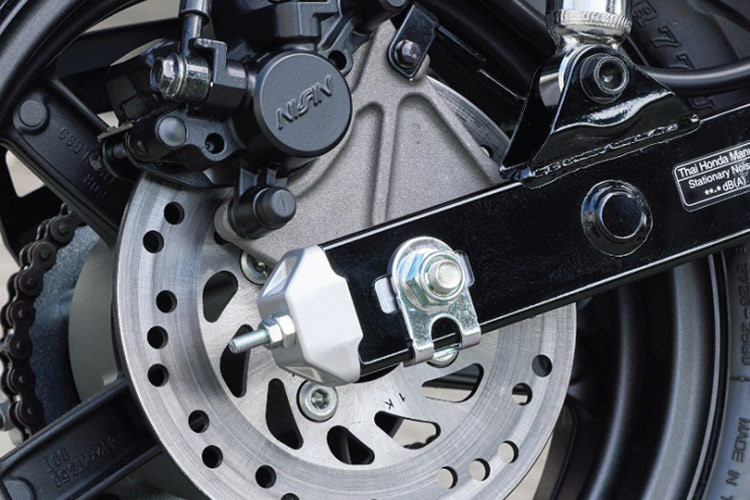 Về sức mạnh, Honda Dax ST125 2025 vẫn sử dụng khối động cơ xy lanh đơn dung tích 125cc, loại SOHC làm mát bằng không khí. Khối động cơ này sản sinh công suất tối đa là 6,6 kW tại 7.000 vòng/phút và mô-men xoắn cực đại 10,4Nm tại 5.000 vòng/phút. Xe vẫn sử dụng hộp số 4 cấp.