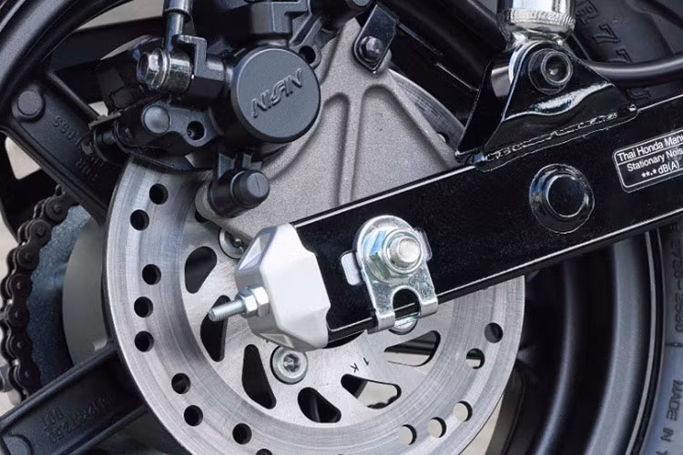 Về sức mạnh, Honda Dax ST125 2025 vẫn sử dụng khối động cơ xy lanh đơn dung tích 125cc, loại SOHC làm mát bằng không khí. Khối động cơ này sản sinh công suất tối đa là 6,6 kW tại 7.000 vòng/phút và mô-men xoắn cực đại 10,4Nm tại 5.000 vòng/phút. Xe vẫn sử dụng hộp số 4 cấp.