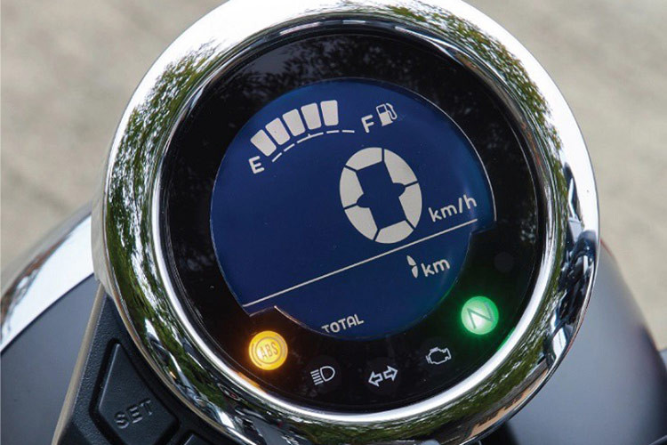 Bảng đồng hồ kỹ thuật số với màn hình âm bản mang lại ấn tượng đơn giản nhưng vẫn đầy đủ thông tin. Xe có kích thước tổng thể khá nhỏ gọn ở mức 1.761 x 762 x 1.019 mm.