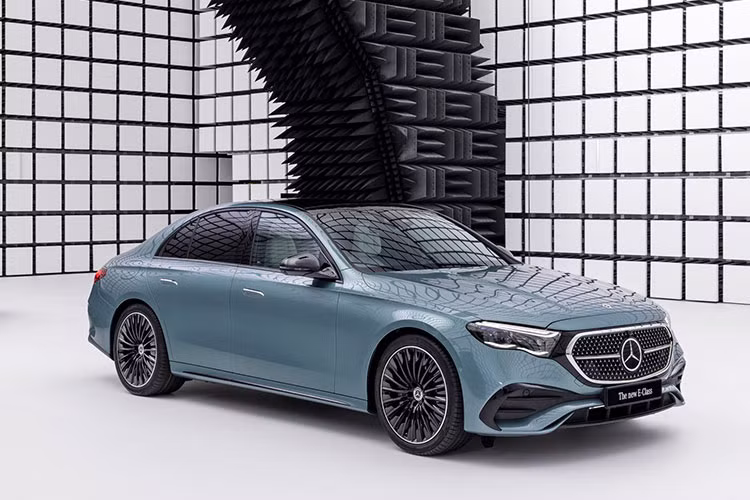 Hon 11.000 xe Mercedes-Benz E-Class bi trieu hoi toan cau vi loi cua mo