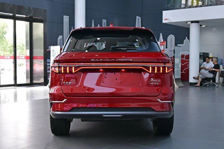 Thân xe với các đường nét thiết kế mang tính khí động học có nẹp kim loại chạy quanh từ đầu đến phía đuôi xe. Cụm đèn hậu thiết kế khá nhỏ, dạng led hiện đại viền chạy liền mạch quanh phần đuôi. Mâm xe dạng hợp kim thiết kế đa chấu kép khá ấn tượng.