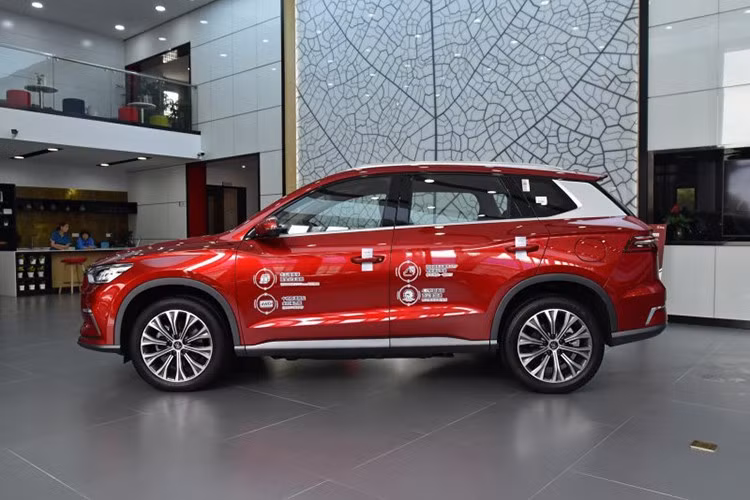 Về ngoại hình, mẫu xe BYD Song Max của Trung Quốc sở hữu thiết kế với chiều dài tổng thể là 4.68m, trong khi Innova là 4.74m còn Xpander chỉ là 4.48m. Chiều dài trục cơ sở cũng lớn hơn Xpander 10cm, ở mức 2.785m.