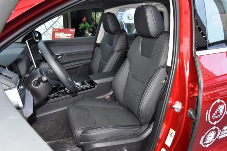 Cabin xe được bố trí 3 hàng ghế theo tỷ lệ 2-3-2. Hàng ghế thứ 2 có thể gập lại dễ dàng theo tỷ lệ 60:40 còn hàng ghế thứ 3 có khả năng gập phẳng. Xe được sản xuất với 2 phiên bản nội thất, phụ thuộc vào khách hàng lựa chọn phiên bản Space hay Sport mà các chi tiết trong nội thất trong xe sẽ có sự khác biệt. 