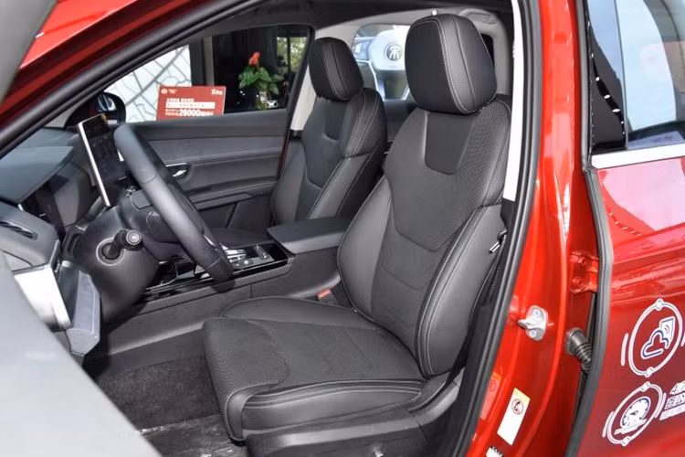Cabin xe được bố trí 3 hàng ghế theo tỷ lệ 2-3-2. Hàng ghế thứ 2 có thể gập lại dễ dàng theo tỷ lệ 60:40 còn hàng ghế thứ 3 có khả năng gập phẳng. Xe được sản xuất với 2 phiên bản nội thất, phụ thuộc vào khách hàng lựa chọn phiên bản Space hay Sport mà các chi tiết trong nội thất trong xe sẽ có sự khác biệt. 