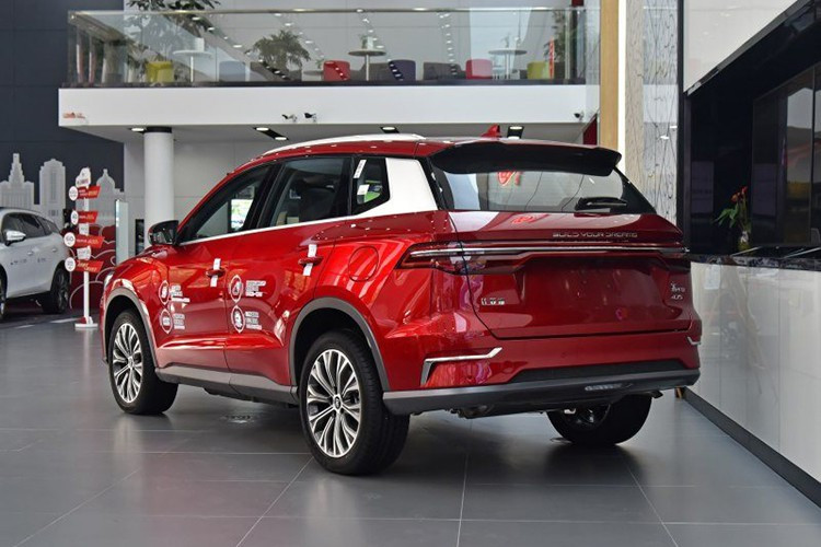 Bên cạnh đó, một phiên bản Hybrid của xe cũng đã từng xuất hiện trên đường phố Trung Quốc. Đây là phiên bản được kết hợp động cơ xăng 156 mã lực với 2 motor điện nằm trên mỗi trục xe sinh ra tổng công suất 446 mã lực và 740Nm. Đây là con số thực sự ấn tượng với một mẫu MPV cỡ trung như BYD Song Max.