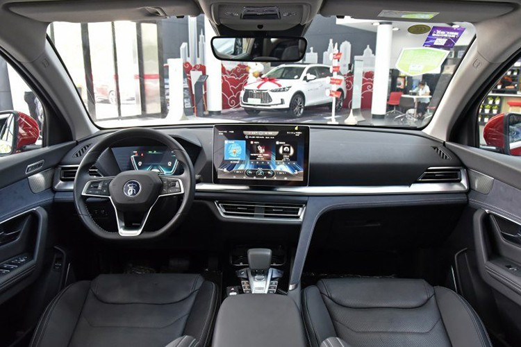 Bên trong nội thất của xe được thiết kế hiện đại, đáng chú ý nhất chính là việc nó được trang bị một màn hình cảm ứng lớn trung tâm, có thể xoay chuyển ngang hoặc dọc tùy ý người sử dụng. Các chi tiết khác được bọc da mang phong cách hiện đại hơn so với những mẫu xe Trung Quốc khác.