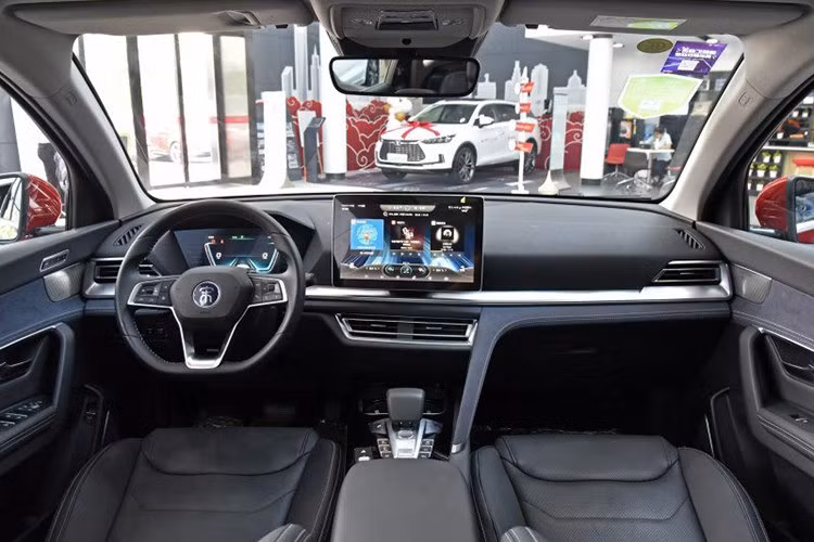 Bên trong nội thất của xe được thiết kế hiện đại, đáng chú ý nhất chính là việc nó được trang bị một màn hình cảm ứng lớn trung tâm, có thể xoay chuyển ngang hoặc dọc tùy ý người sử dụng. Các chi tiết khác được bọc da mang phong cách hiện đại hơn so với những mẫu xe Trung Quốc khác.