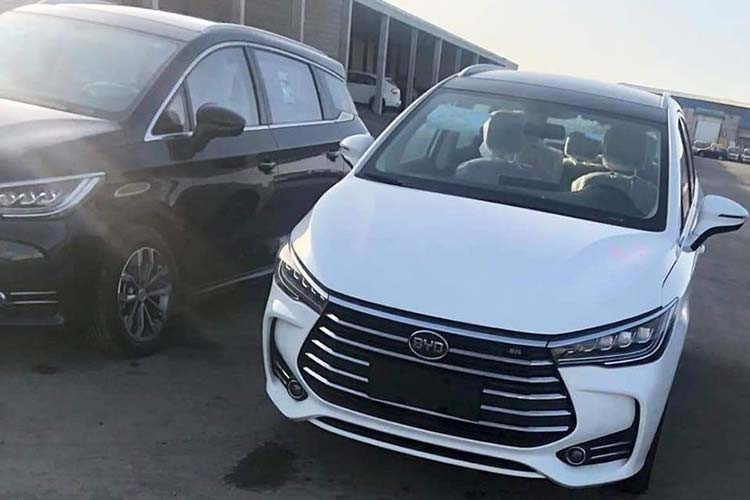 Khi về thị trường Việt Nam mẫu MPV BYD Song Max mới này dự đoán sẽ cạnh tranh với bộ đôi xe Nhật Bản đang "làm mưa làm gió" tại nước ta là Mitsubishi Xpander và Suzuki Ertiga mới, nhưng lại có kích thước rộng rãi hơn nằm ở giữa Xpander và Innova.