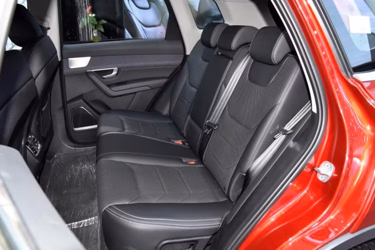 Tuy nhiên một điểm hơi đáng tiếc là bảng điều khiển sau vô lăng vẫn chỉ là trang bị analog chứ không phải màn hình điện tử như một số mẫu xe khác của BYD. Về trang bị động cơ, Song Max sẽ được trang bị động cơ xăng 1.5 Turbo công suất 153 mã lự với mức tiêu thụ trung bình được công bố là 7.6l/100km.