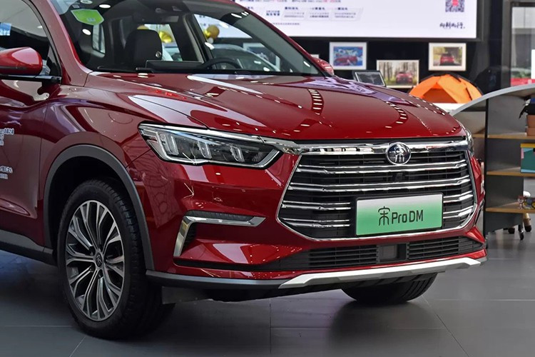 BYD Song Max với phần đầu xe tương tự như những thành viên mới khác của hãng xe ôtô BYD Trung Quốc và nhà sản xuất gọi chung kiểu thiết kế đó là “mặt rồng”. Bên cạnh lưới tản nhiệt đặc sắc, mẫu xe BYD giá rẻ này còn có thể được lắp đặt đèn pha và đèn định vị ban ngày LED.