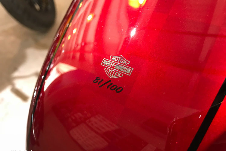 Xe được trang bị bộ áo đỏ-đen nổi bật, ngoại hình xe được độ lại đèn pha LED mới. Bình xăng xe thiết kế nhỏ gọn, nhô cao, phần yên lái thấp, ghi đông hơi cúp về sau nên sẽ rất phù hợp với những người trẻ năng động... đặc biệt với những người có sở thích độ chế theo cá tính riêng.