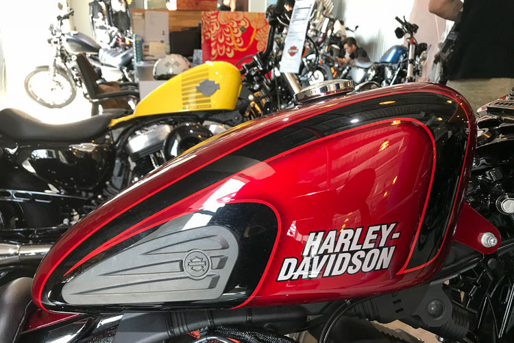 Đây là một phiên bản độ mang phong cách Café Racer chính hãng, được hãng xe môtô Mỹ thực hiện trên chiếc Harley-Davidson của Minh Nhựa.