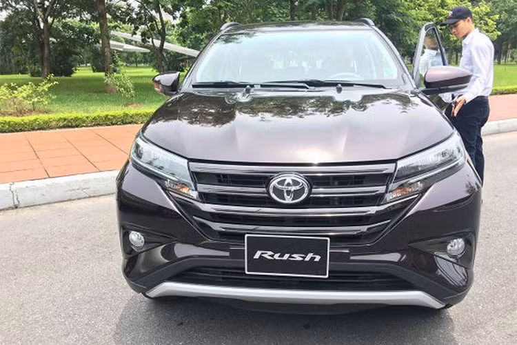 Nằm trong phân khúc xe hạng B 7 chỗ, Toyota Rush mới có kích thước khá nhỏ nhắn với chiều dài chỉ 4.435mm, rộng 1.695mm, cao 1.705mm và trục cơ sở dài 2.685mm. Ngoài việc được làm mới ngoại thất so với trước, xe còn được trang bị gương chiếu hậu gập điện kèm xi-nhan led, bộ vành 16 inch và tùy chọn 17 inch dạng 5 chấu kép hình kim đồng hồ.