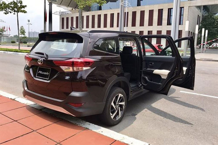 Toyota Rush được nhập khẩu từ Indonesia và được hưởng mức thuế 0% từ ASEAN. Toyota Rush phiên bản 2018 có thiết kế hiện đại và mạnh mẽ có nhiều đường nét chia sẻ từ bộ đôi "người anh em" Innova hay Fortuner của hãng xe Toyota. Đèn pha LED phía trước và đèn hậu LED, lưới tản nhiệt màu đen mang lại cho xe một cái nhìn đặc biệt hơn.
