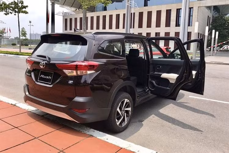 Toyota Rush được nhập khẩu từ Indonesia và được hưởng mức thuế 0% từ ASEAN. Toyota Rush phiên bản 2018 có thiết kế hiện đại và mạnh mẽ có nhiều đường nét chia sẻ từ bộ đôi "người anh em" Innova hay Fortuner của hãng xe Toyota. Đèn pha LED phía trước và đèn hậu LED, lưới tản nhiệt màu đen mang lại cho xe một cái nhìn đặc biệt hơn.