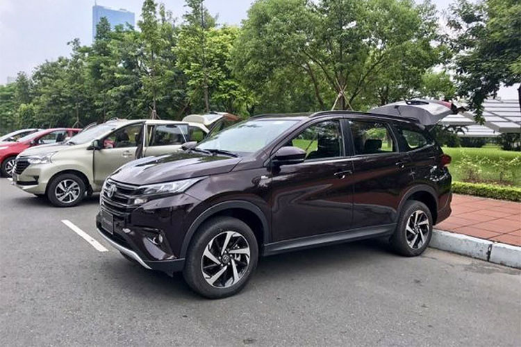 Mặc dù Toyota Rush 2018 chưa được hãng xe Nhật Bản công bố chính thức tại Việt Nam, tuy nhiên Một đại lý Toyota tại TP HCM mới đây cho biết giá bán tạm tính của xe khoảng từ 673 đến 694 triệu đồng và hiện mẫu xe này đã được đại lý rục rịch mời chào các khách hàng đặt cọc mua xe và nhận ngay trong tháng 9/2018.