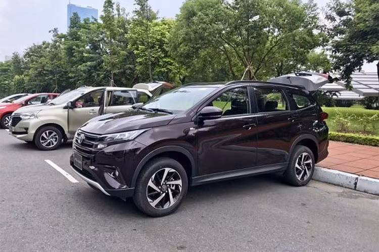 Mặc dù Toyota Rush 2018 chưa được hãng xe Nhật Bản công bố chính thức tại Việt Nam, tuy nhiên Một đại lý Toyota tại TP HCM mới đây cho biết giá bán tạm tính của xe khoảng từ 673 đến 694 triệu đồng và hiện mẫu xe này đã được đại lý rục rịch mời chào các khách hàng đặt cọc mua xe và nhận ngay trong tháng 9/2018.