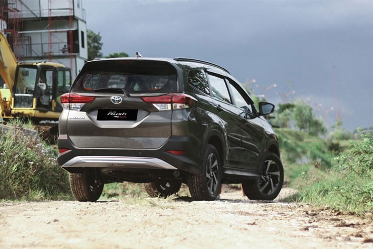 Toyota Rush dự kiến có 1 phiên bản thường và 1 bản thể thao TRD khi bán ra tại thị trường Việt Nam. Động cơ xe của cả hai phiên bản Toyota Rush 2018 đều mang mã hiệu 2NR-VE với 4 xi-lanh thẳng hàng dung tích 1.5l, trang bị công nghệ van biến thiên kép Dual VVT-i, cho công suất tối đa 104 mã lực và mô-men xoắn tối đa 139Nm.