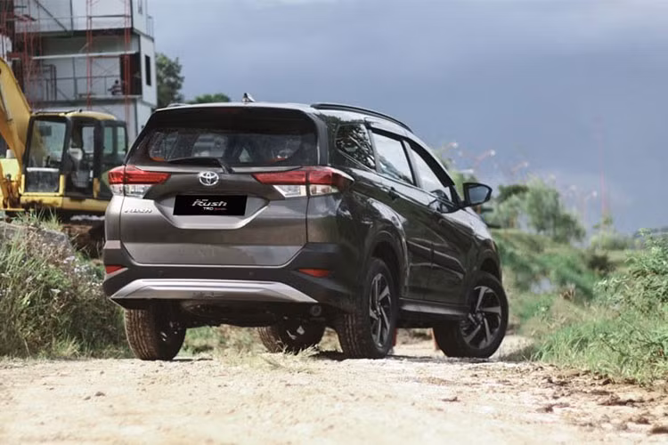 Toyota Rush dự kiến có 1 phiên bản thường và 1 bản thể thao TRD khi bán ra tại thị trường Việt Nam. Động cơ xe của cả hai phiên bản Toyota Rush 2018 đều mang mã hiệu 2NR-VE với 4 xi-lanh thẳng hàng dung tích 1.5l, trang bị công nghệ van biến thiên kép Dual VVT-i, cho công suất tối đa 104 mã lực và mô-men xoắn tối đa 139Nm.