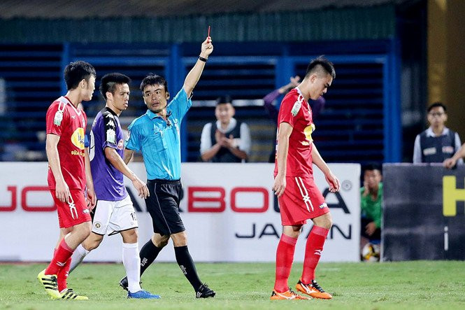 để những vấn đề của các trọng tài ở V-League vẫn rất nóng. Ảnh minh hoạ
