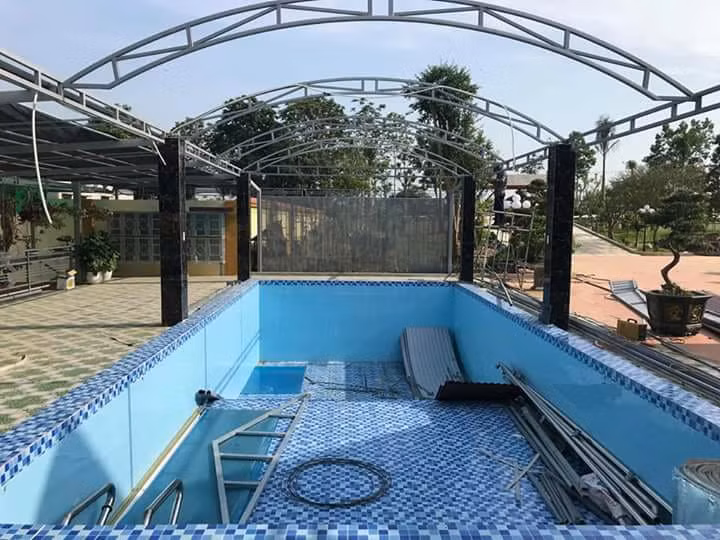 Bể bơi được tháo dỡ