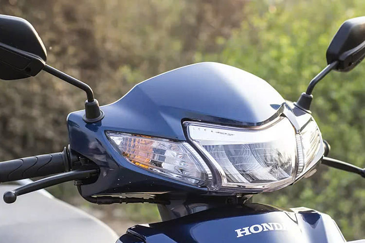 Đèn pha được bố trí trên đầu xe với đèn xi nhan tách hai bên, tạo sự gọn gàng đặc trưng. Các đường nét trên xe tinh giản, với sàn để chân rộng rãi kèm cốp chứa đồ rộng rãi dưới yên.