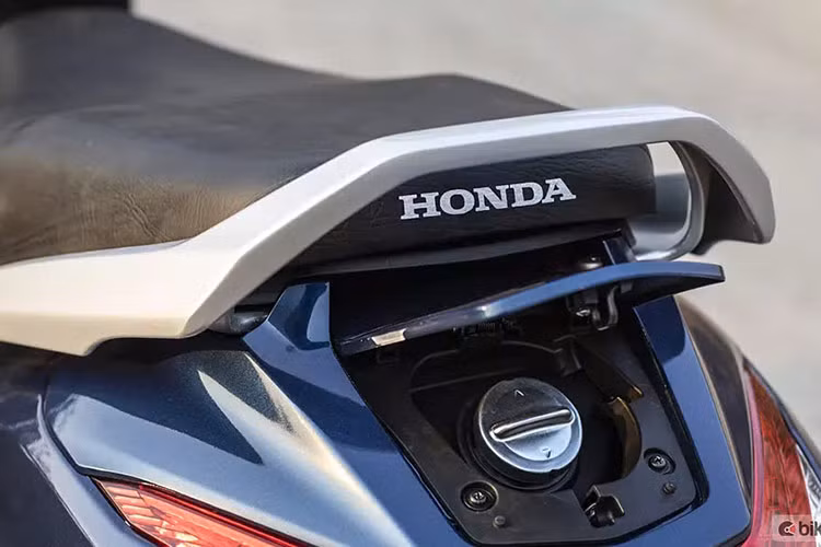 Tuy nhiên, Honda đã đưa tới hệ thống chìa khóa thông minh có tích hợp tính năng chống trộm an toàn cho mẫu tay ga này. Nắp bình xăng được đặt ở đuôi xe tiện dụng và cũng mở nắp bằng chìa khóa thông minh.